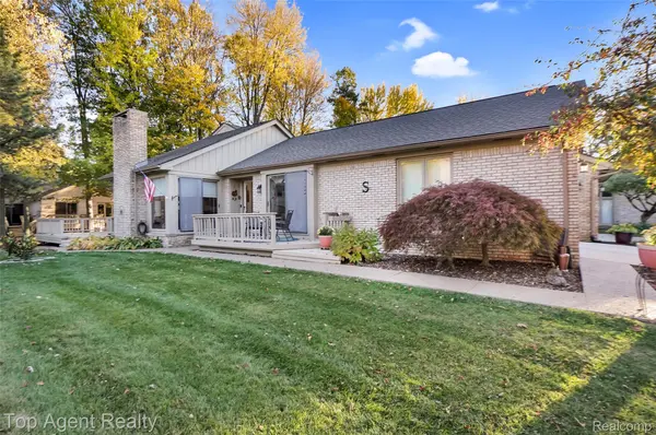 43058 W Kirkwood DR, Clintonchartertownship_macomb, MI 48038