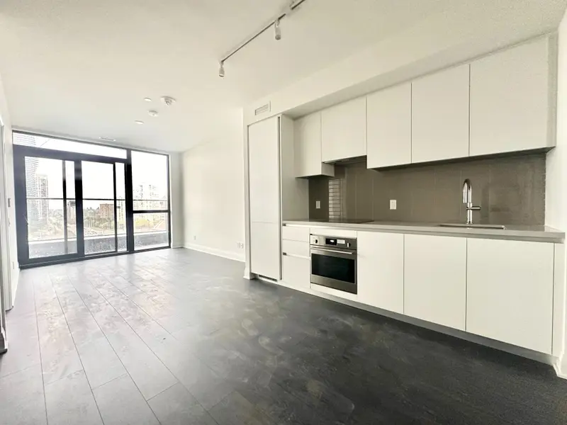 2 Erskine RD #711, Mississauga, ON L5B 0S1