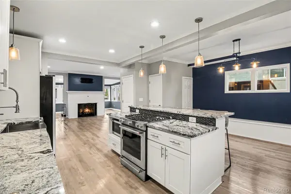 1430 Rossdale DR, Waterford Charter Township, MI 48328