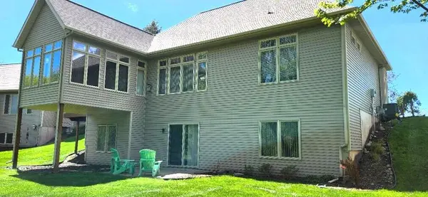 1698 Oakleigh Woods DR NW #7, City Of Grand Rapids, MI 49504