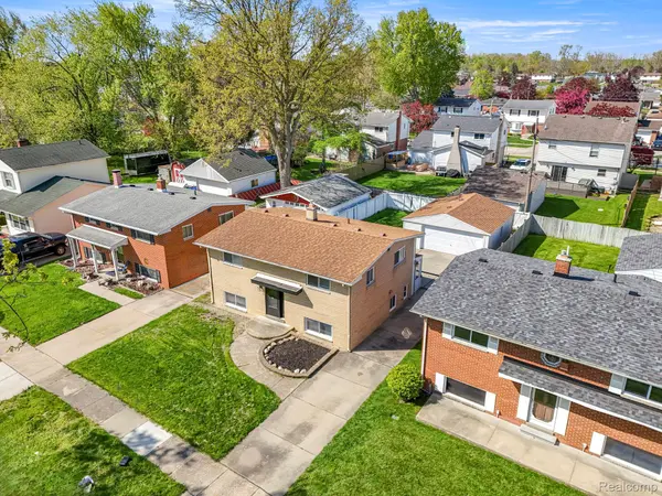 30022 White ST, Gibraltar, MI 48173