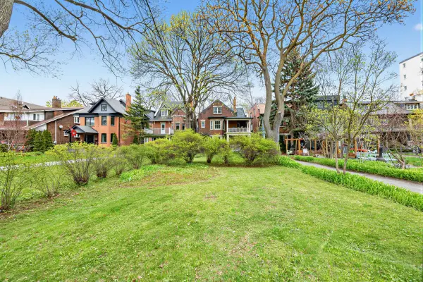 129 Indian RD, Toronto W01, ON M6R 2V5