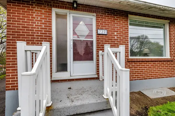 739 King ST W, Oshawa, ON L1J 2L2