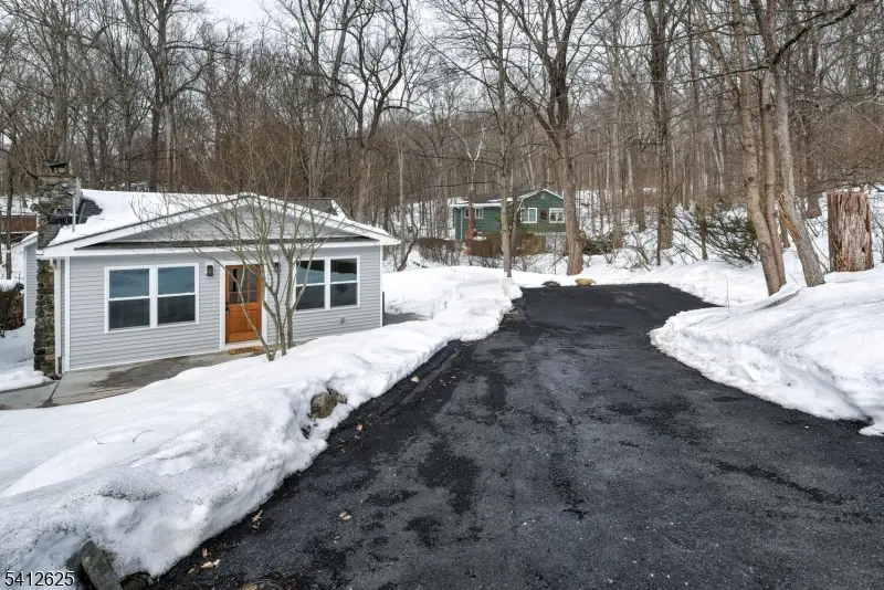39 Old Rd, Ringwood Boro, NJ 07456