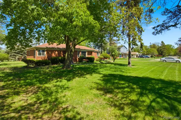 35564 Schoolcraft RD, Livonia, MI 48150