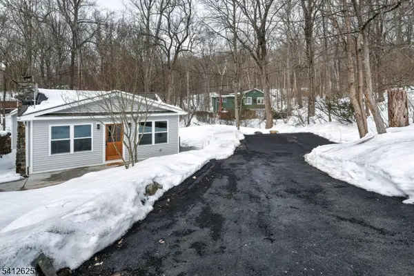 39 Old Rd, Ringwood Boro, NJ 07456