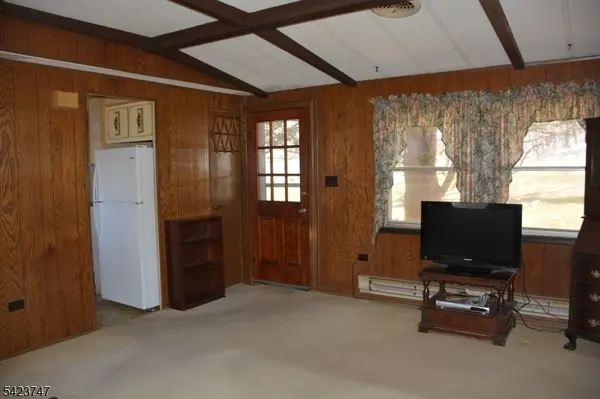10 Watergate Dr, High Bridge Boro, NJ 08829