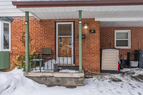 9 Crestview AVE, Brampton, ON L6W 2R7