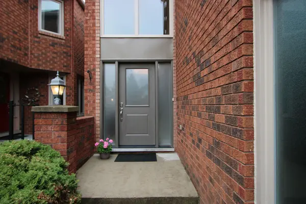 2062 Brays LN, Oakville, ON L6M 2S7