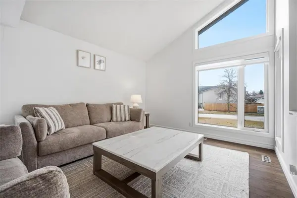 15 Becontree Bay, Winnipeg, MB R2N 2X9