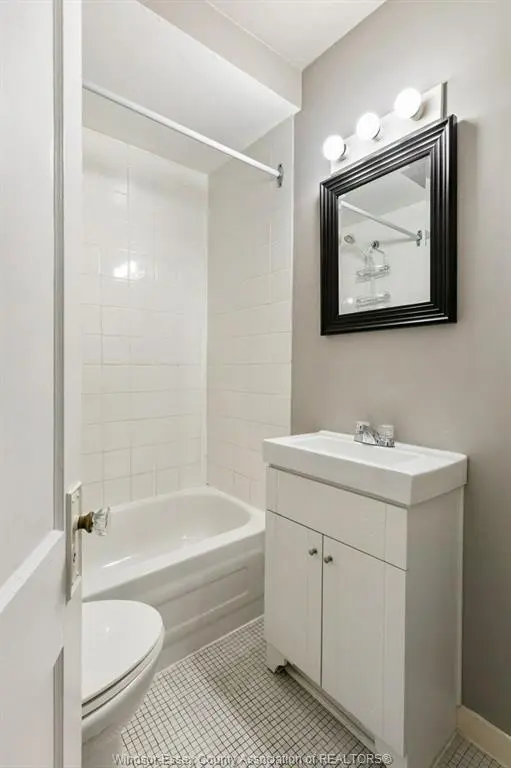 340 PARTINGTON Avenue #2, Windsor, ON N9B 2N5