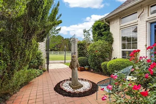 6813 Running Deer Court, Granbury, TX 76049