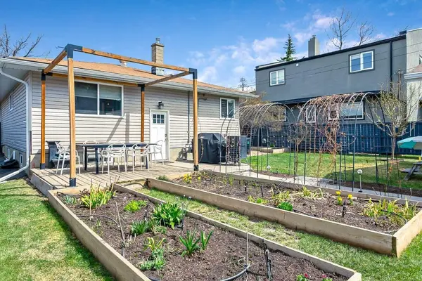 95 Hillgrove CRES SW, Calgary, AB T2V 3K9