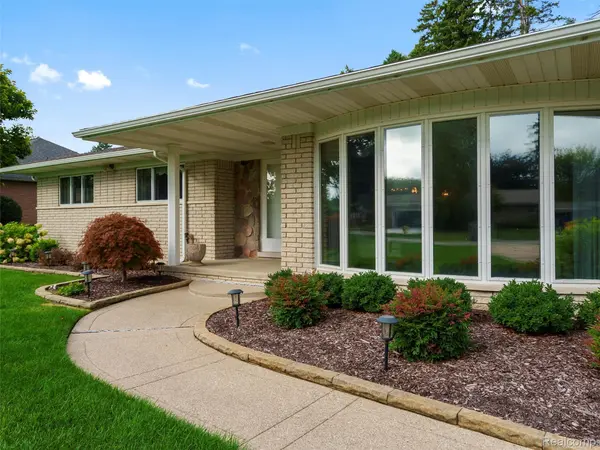 38523 Manchester ST, Clinton Charter Township, MI 48036