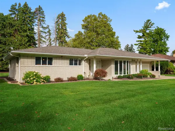 38523 Manchester ST, Clinton Charter Township, MI 48036