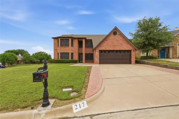217 Sunset Oaks Drive, Fort Worth, TX 76112
