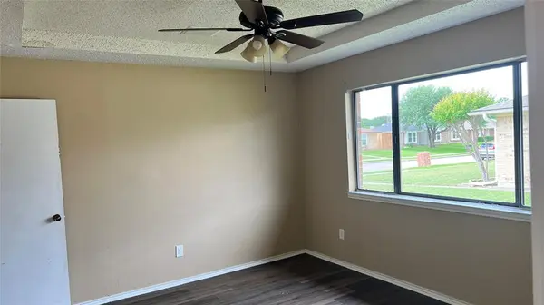 1725 Glencairn Lane, Lewisville, TX 75067