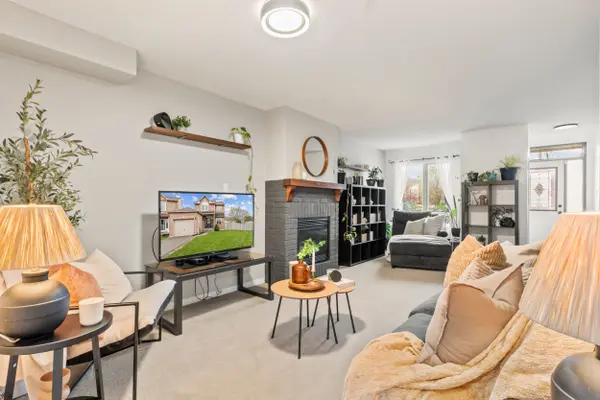 61 Fry CRES, Clarington, ON L1C 4Y3