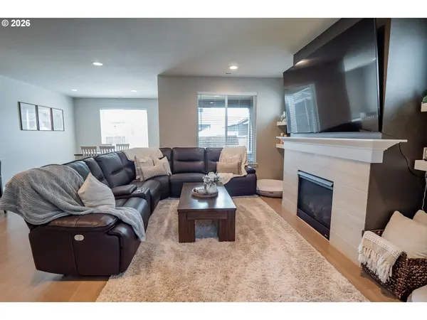 2451 W 9TH AVE, Junction City, OR 97448