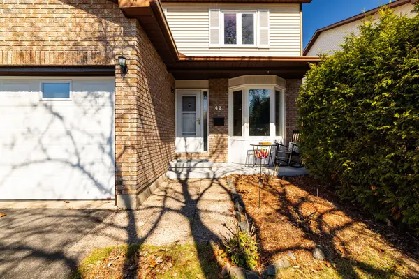 42 Liston CRES, Kanata, ON K2L 2W4
