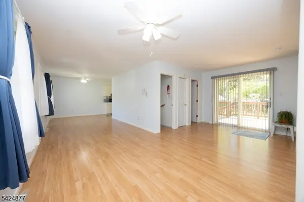 8 Dale Trl, Hopatcong Boro, NJ 07843