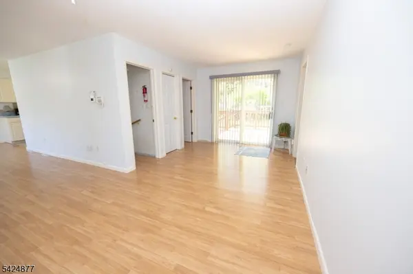 8 Dale Trl, Hopatcong Boro, NJ 07843