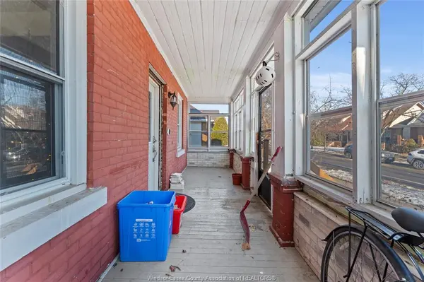 977 Gladstone, Windsor, ON N9A 2R5