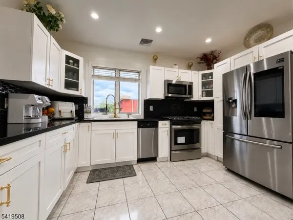 569 Monroe Pl, Ridgefield Boro, NJ 07657