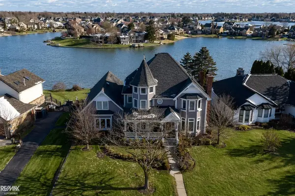 51244 Forster LN, Shelby Twp, MI 48316