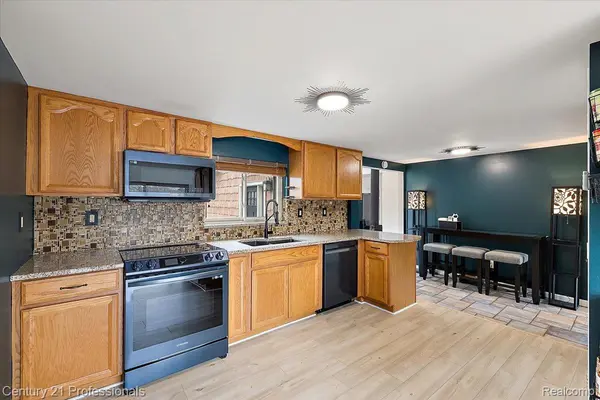 3185 Shimmons RD, Auburn Hills, MI 48326