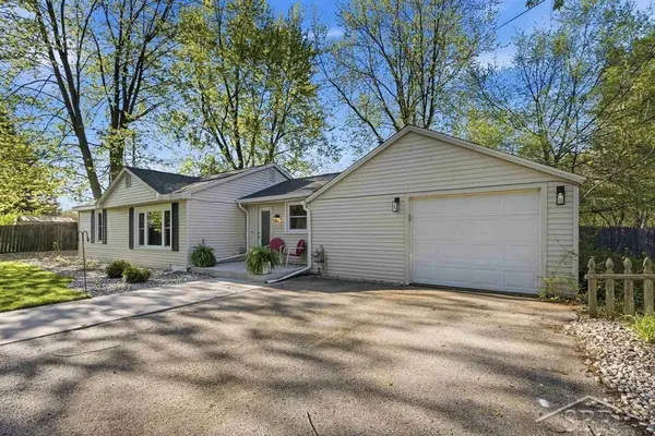 3204 Grant LN, Midland, MI 48642