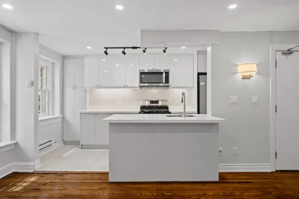8 St Thomas ST #24, Toronto C01, ON M5S 2B8