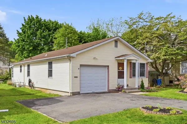 15 Orchard St, Bloomingdale Boro, NJ 07403