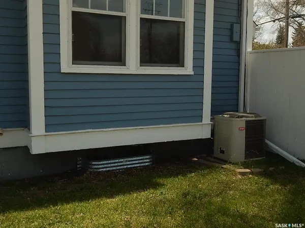 300 4TH AVENUE E, Assiniboia, SK S0H 0B0