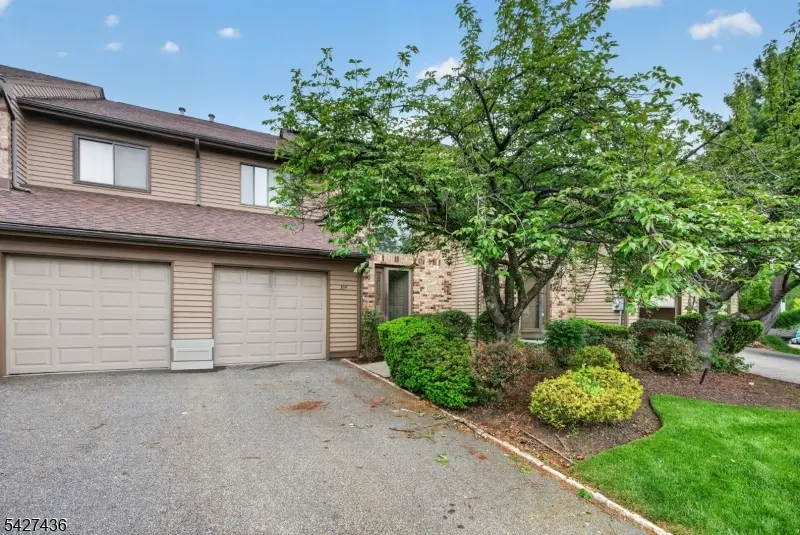 169 Castle Ridge Dr, East Hanover Twp., NJ 07936
