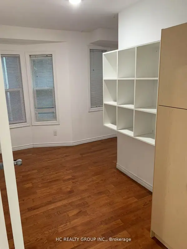 562 Bathurst ST, Toronto C01, ON M5S 2P9