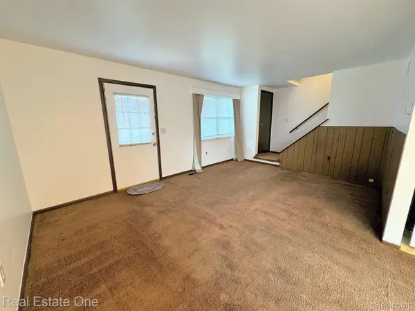 16 GREENWOODE LN, Pontiac, MI 48340