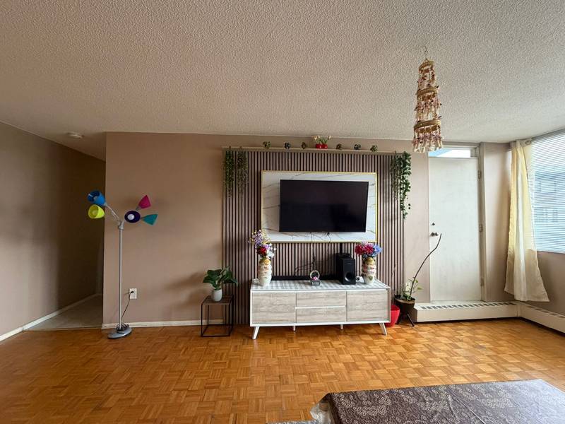 2121 Roche CT #725, Mississauga, ON L5K 2C7
