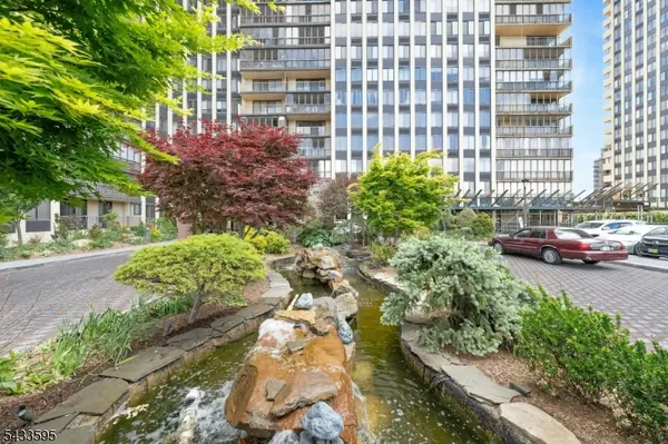 300 Winston Dr-C0214 #214, Cliffside Park Boro, NJ 07010