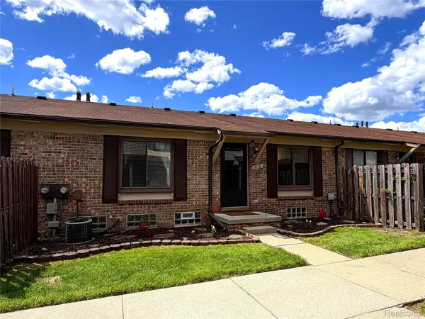 17116 Kingsbrooke DR, Clinton Charter Township, MI 48038
