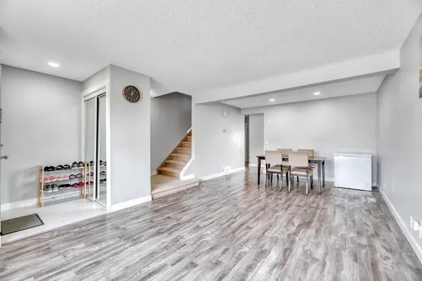 6408 54 ST NE, Calgary, AB T3J1Z5