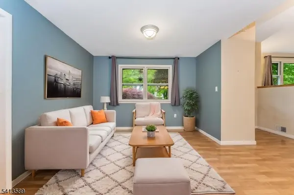 19 Hillside Dr, Clinton Town, NJ 08809