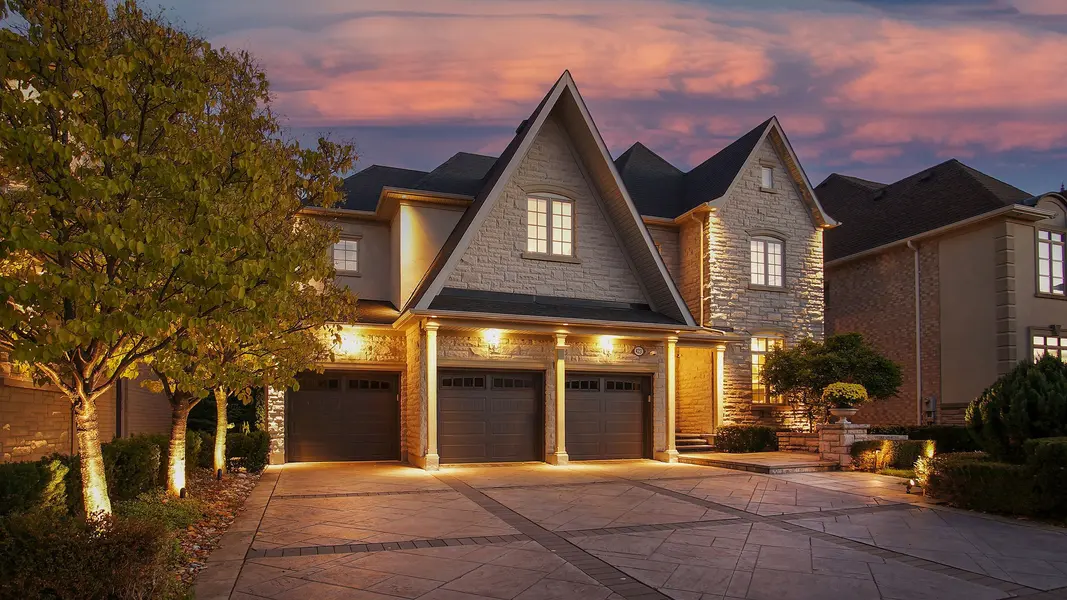 423 Paradelle DR, Richmond Hill, ON L4E 4R9