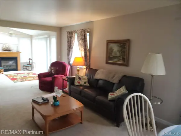 2285 Spartans TRL NW #17, Hamburg Township, MI 48169