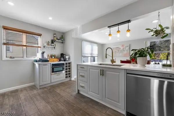 22 Runyon Rd, Clifton City, NJ 07013