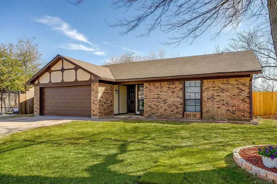1812 Briar Run, Benbrook, TX 76126