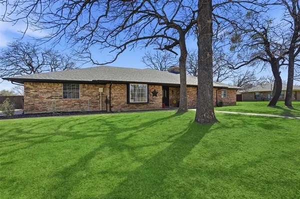5205 N Highland Drive, Granbury, TX 76049