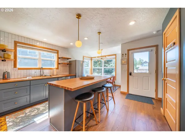 5855 BAREFOOT LN, Pacific City, OR 97135