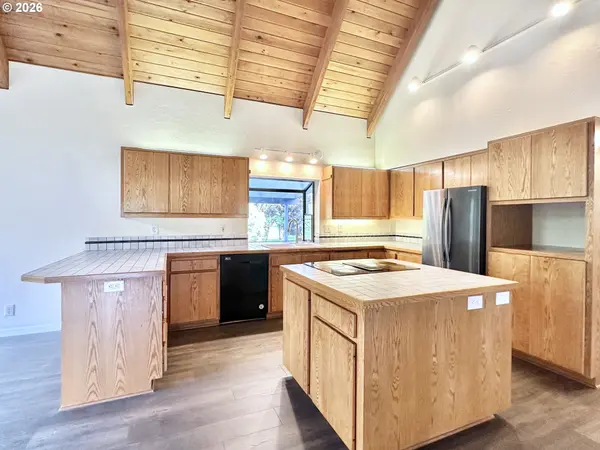 89237 Shuffler RD, Elmira, OR 97437