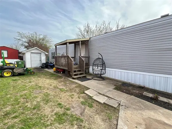 709 N Collins Frwy #130, Howe, TX 75459